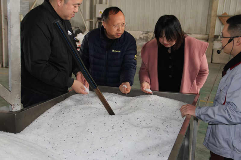 三門峽市陜州區水利局張局長，自來水公司趙總經理等人蒞臨陜西甘霖實業公司考察指導工作